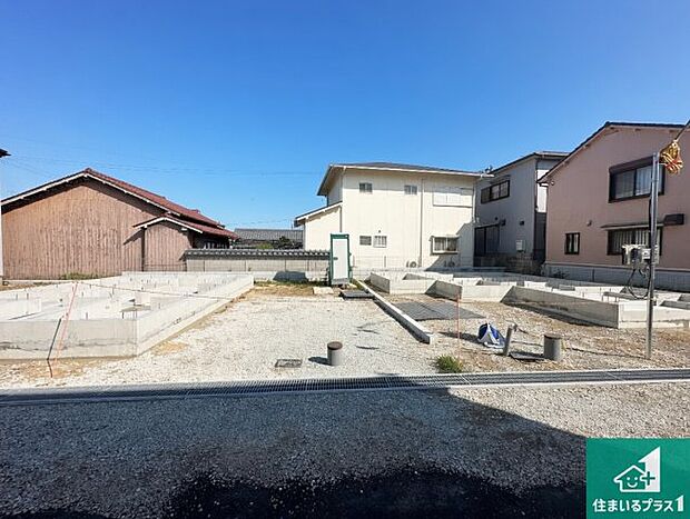 周辺は落ち着いた街並みの住宅地!子育てがしやすい住環境です!まだ未完成ですが、現地でしかわからない事もございます。是非一度ご覧ください。