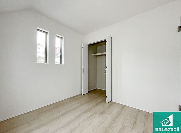 【洋室】寝室は心地よい眠りについてもらいたくて、シンプルかつ開放的な空間な設計にしています!大きな窓から差し込む日が心地いいです♪