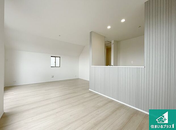 【居間・リビング】シンプルなリビングは、観葉植物等のインテリアを楽しめますね!パパ好みにも、ママ好みにも家具次第で雰囲気を変えることができます!