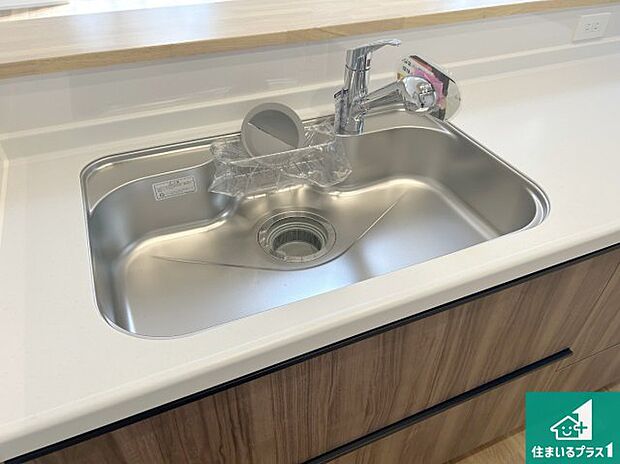 【キッチンシンク】蛇口の先端に浄水器を内蔵しています!原水と浄水、お湯と冷水、シャワーの切替えがワンタッチなので用途によって使い分けられます。