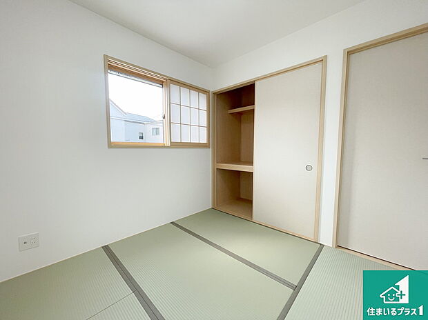 【和室】一室あると便利な和室は客間としてだけでなく、小さなお子様のプレイルームや食後のくつろぎスペースとしてもご利用いただけます。収納もついていますので大活躍間違いなし!