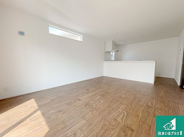 【居間・リビング】日当たり良好の明るいリビングで朝の目覚めもスッキリできそう!対面キッチンでご家族のコミュニケーションも自然と増える設計!小さなお子様が遊ぶスペースを作っても広々とくつろげるLDK!