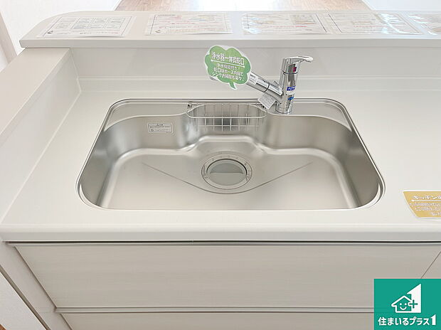 【シンク】蛇口の先端に浄水器を内蔵しています!原水と浄水、お湯と冷水、シャワーの切替えがワンタッチなので用途によって使い分けられます。