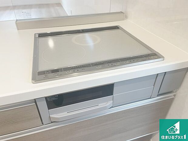 【コンロ】火を使わないので、安心なIHコンロ!でこぼこが無い構造なので、掃除もしやすく清潔に保てます!