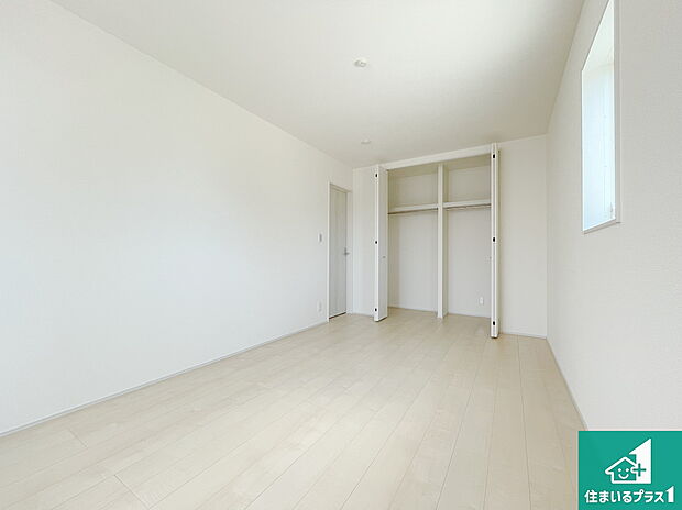 【洋室】寝室は心地よい眠りについてもらいたくて、シンプルかつ開放的な空間な設計にしています！大きな窓から差し込む日が心地いいです♪