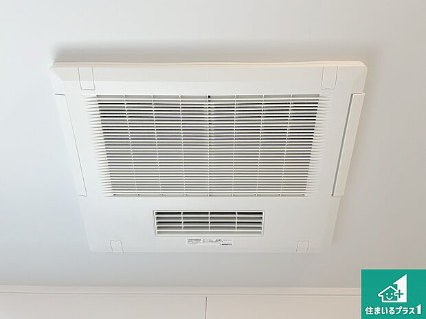 【浴室暖房乾燥機】四季を通して快適なバスライフをお手伝いする浴室暖房乾燥機！浴室の乾燥・暖房・涼風・換気はもちろん、２４時間換気にも対応！ 