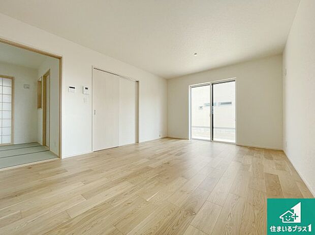 【居間・リビング】日当たり良好の明るいリビングで朝の目覚めもスッキリできそう!対面キッチンでご家族のコミュニケーションも自然と増える設計!小さなお子様が遊ぶスペースを作っても広々とくつろげるLDK!