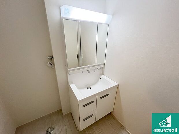 【独立洗面台】清潔感のある洗面台です。フラットな鏡は掃除がしやすく毎日清潔！鏡裏には収納があるのでスッキリとした洗面台が保てます。