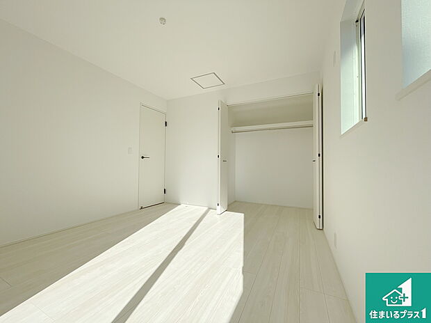 【洋室】シンプルな洋室は、自分好みのインテリアが楽しめます♪ご家族とインテリアや家具を選びに行くのは新築購入時の醍醐味の一つです。ぜひお楽しみください♪