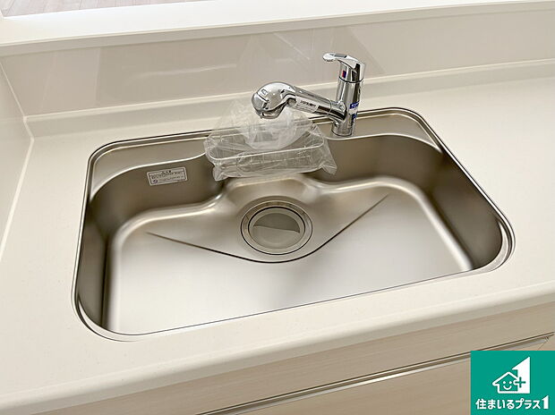 【キッチンシンク】蛇口の先端に浄水器を内蔵しています！原水と浄水、お湯と冷水、シャワーの切替えがワンタッチなので用途によって使い分けられます。