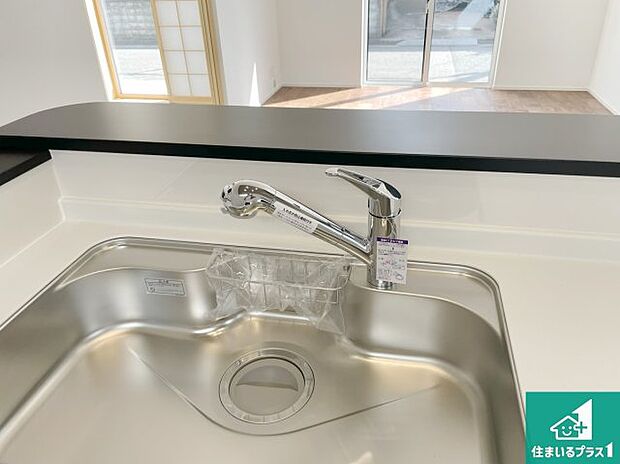 【キッチン水栓】浄水器を内蔵！炊飯時、お茶を作る時に安心してお水を使えます！お湯と冷水、浄水と原水、シャワーの切替えもワンタッチです！