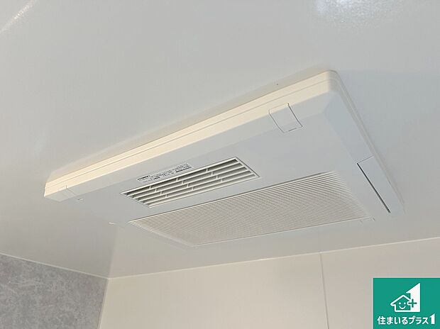 【浴室暖房乾燥機】四季を通して快適なバスライフをお手伝いする浴室暖房乾燥機!浴室の乾燥・暖房・涼風・換気はもちろん、24時間換気にも対応!