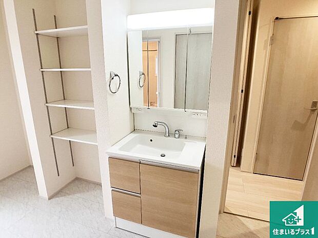 【独立洗面台】清潔感のある洗面台です。フラットな鏡は掃除がしやすく毎日清潔！鏡裏には収納があるのでスッキリとした洗面台が保てます。