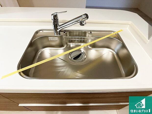 【キッチンシンク】蛇口の先端に浄水器を内蔵しています！原水と浄水、お湯と冷水、シャワーの切替えがワンタッチなので用途によって使い分けられます。