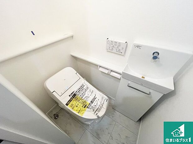 【トイレ】1・2階の2ヶ所にあるので、朝の忙しい時間の順番待ちもなく、深夜の利用にも大変便利です。