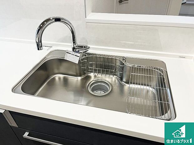 【キッチンシンク】蛇口の先端に浄水器を内蔵しています！原水と浄水、お湯と冷水、シャワーの切替えがワンタッチなので用途によって使い分けられます。