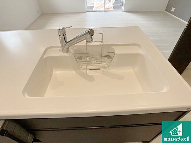【キッチンシンク】蛇口の先端に浄水器を内蔵しています!原水と浄水、お湯と冷水、シャワーの切替えがワンタッチなので用途によって使い分けられます。