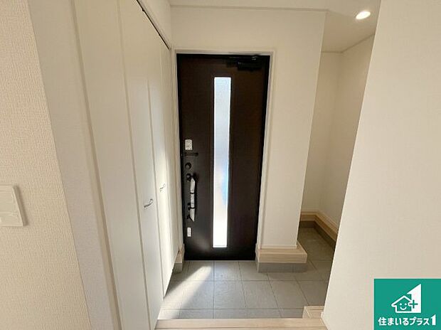 【独立洗面台】清潔感のある洗面台です。フラットな鏡は掃除がしやすく毎日清潔!鏡裏には収納があるのでスッキリとした洗面台が保てます。