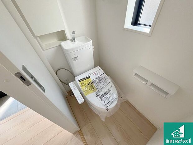 【トイレ】1・2階の2ヶ所にあるので、朝の忙しい時間の順番待ちもなく、深夜の利用にも大変便利です。