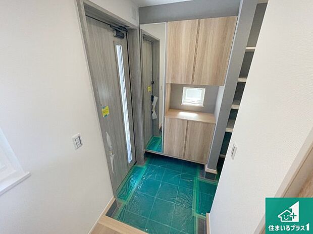 【玄関】シューズボックスにはたくさんの靴が収納できるので玄関周りはいつもスッキリ!ご家族が増えても安心!