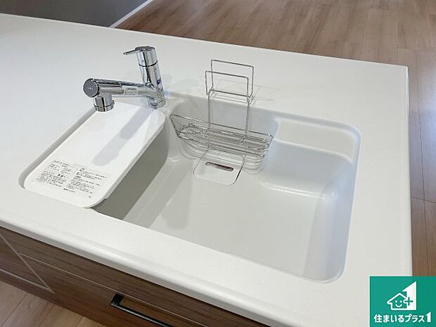 【キッチンシンク】蛇口の先端に浄水器を内蔵しています!原水と浄水、お湯と冷水、シャワーの切替えがワンタッチなので用途によって使い分けられます。