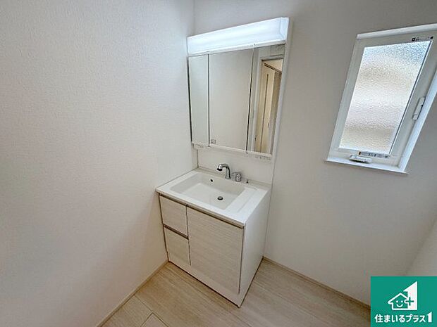 【独立洗面台】清潔感のある洗面台です。フラットな鏡は掃除がしやすく毎日清潔!鏡裏には収納があるのでスッキリとした洗面台が保てます。