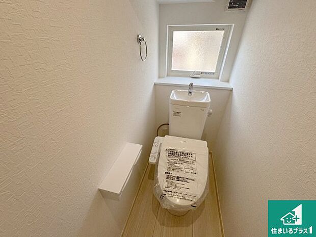 【トイレ】1・2階の2ヶ所にあるので、朝の忙しい時間の順番待ちもなく、深夜の利用にも大変便利です。