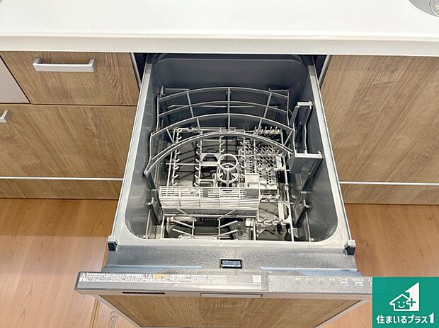 【食器洗浄乾燥機】食事後の一仕事、食器洗いをボタン一つでお任せできちゃいます！場所を取らないビルトイン式なので、お料理スペースもしっかり確保！