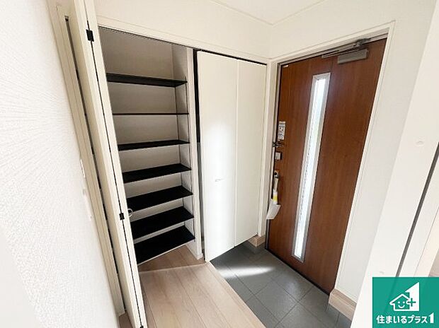 【玄関】シューズボックスにはたくさんの靴が収納できるので玄関周りはいつもスッキリ!ご家族が増えても安心!