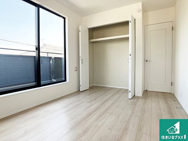 【洋室】寝室は心地よい眠りについてもらいたくて、シンプルかつ開放的な空間な設計にしています！大きな窓から差し込む日が心地いいです♪