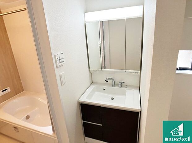 【独立洗面台】清潔感のある洗面台です。フラットな鏡は掃除がしやすく毎日清潔！鏡裏には収納があるのでスッキリとした洗面台が保てます。