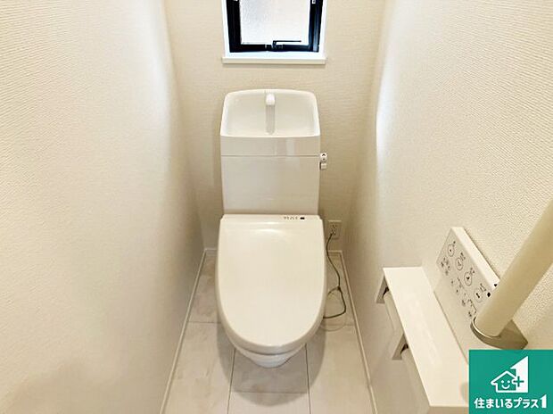 【トイレ】1・2階の2ヶ所にあるので、朝の忙しい時間の順番待ちもなく、深夜の利用にも大変便利です。