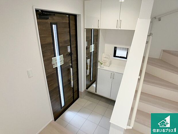 【玄関】シューズボックスにはたくさんの靴が収納できるので玄関周りはいつもスッキリ！ご家族が増えても安心！