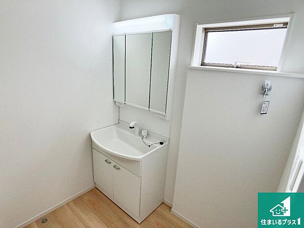 【独立洗面台】清潔感のある洗面台です。フラットな鏡は掃除がしやすく毎日清潔!鏡裏には収納があるのでスッキリとした洗面台が保てます。