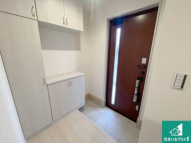 【玄関】シューズボックスにはたくさんの靴が収納できるので玄関周りはいつもスッキリ！ご家族が増えても安心！