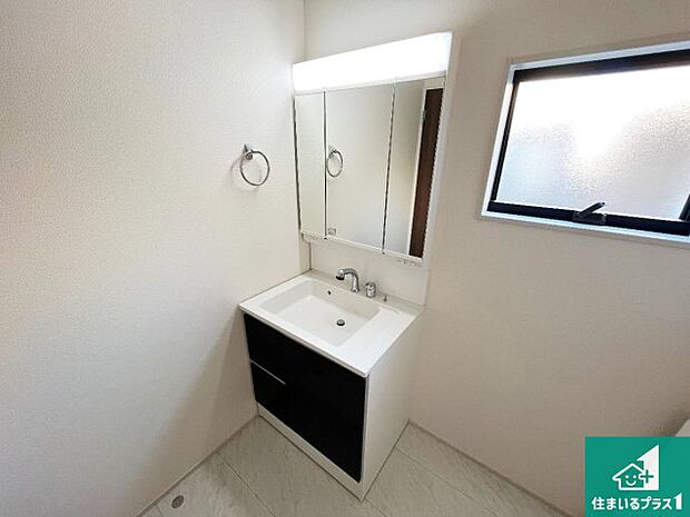 【独立洗面台】清潔感のある洗面台です。フラットな鏡は掃除がしやすく毎日清潔!鏡裏には収納があるのでスッキリとした洗面台が保てます。