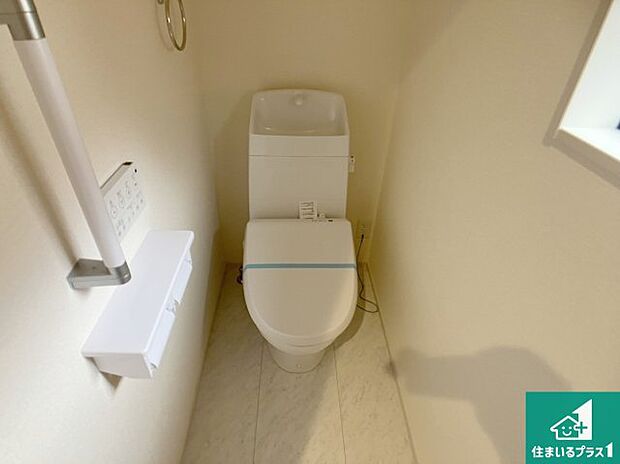 【トイレ】1・2階の2ヶ所にあるので、朝の忙しい時間の順番待ちもなく、深夜の利用にも大変便利です。