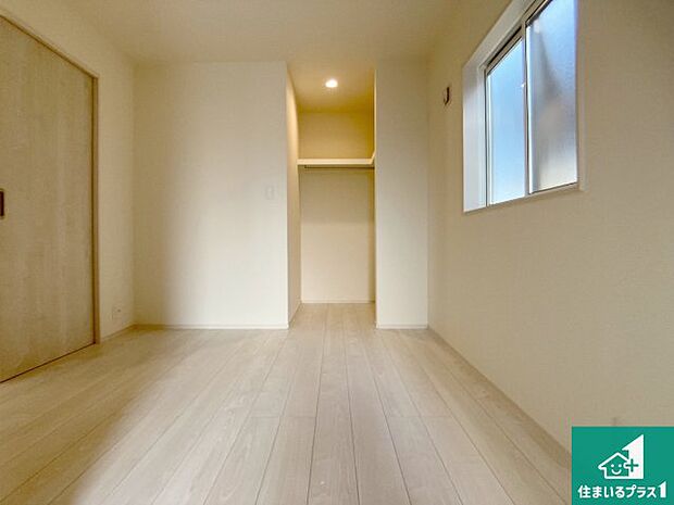 【洋室】寝室は心地よい眠りについてもらいたくて、シンプルかつ開放的な空間な設計にしています！大きな窓から差し込む日が心地いいです♪