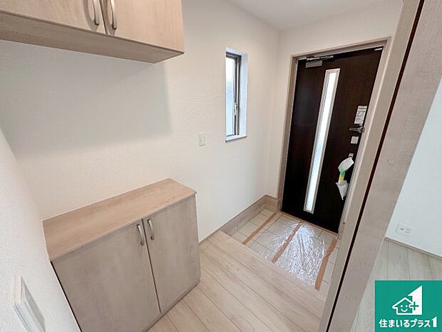 【玄関】シューズボックスにはたくさんの靴が収納できるので玄関周りはいつもスッキリ！ご家族が増えても安心！