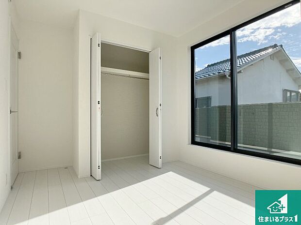 【洋室】寝室は心地よい眠りについてもらいたくて、シンプルかつ開放的な空間な設計にしています!大きな窓から差し込む日が心地いいです♪