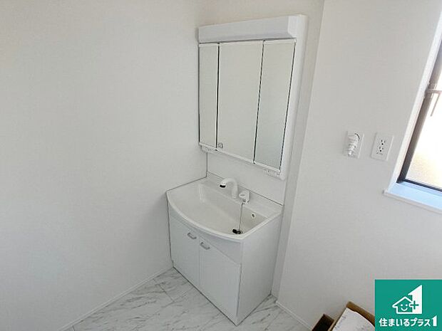 【独立洗面台】清潔感のある洗面台です。フラットな鏡は掃除がしやすく毎日清潔!鏡裏には収納があるのでスッキリとした洗面台が保てます。