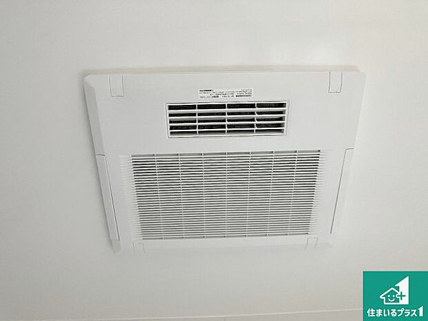 【浴室暖房乾燥機】四季を通して快適なバスライフをお手伝いする浴室暖房乾燥機!浴室の乾燥・暖房・涼風・換気はもちろん、24時間換気にも対応!