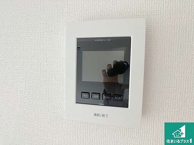 【カラーモニターインターホン】声だけでなく来訪者の姿や顔がモニターで確認できるので、小さなお子様がいらっしゃるご家庭でも安心できます!