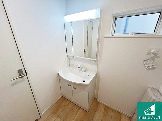 【独立洗面台】清潔感のある洗面台です。フラットな鏡は掃除がしやすく毎日清潔！鏡裏には収納があるのでスッキリとした洗面台が保てます。