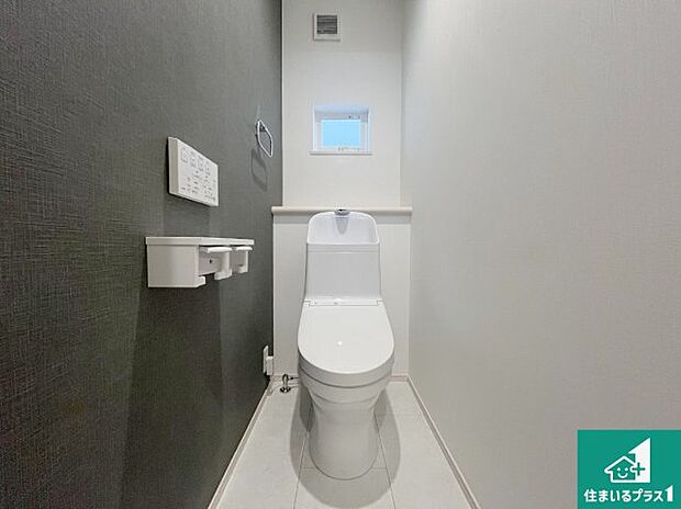 【トイレ】1・2階の2ヶ所にあるので、朝の忙しい時間の順番待ちもなく、深夜の利用にも大変便利です。