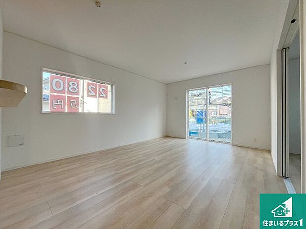 【居間・リビング】日当たり良好の明るいリビングで朝の目覚めもスッキリできそう!対面キッチンでご家族のコミュニケーションも自然と増える設計!小さなお子様が遊ぶスペースを作っても広々とくつろげるLDK!