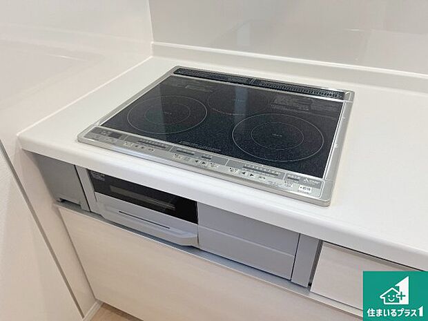 【コンロ】火を使わないので、安心なIHコンロ!でこぼこが無い構造なので、掃除もしやすく清潔に保てます!