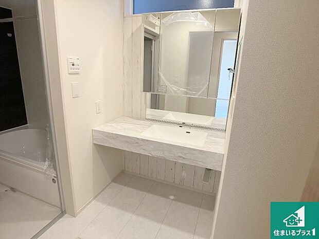 【独立洗面台】清潔感のある洗面台です。フラットな鏡は掃除がしやすく毎日清潔!鏡裏には収納があるのでスッキリとした洗面台が保てます。