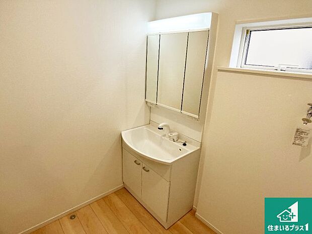 【独立洗面台】清潔感のある洗面台です。フラットな鏡は掃除がしやすく毎日清潔!鏡裏には収納があるのでスッキリとした洗面台が保てます。