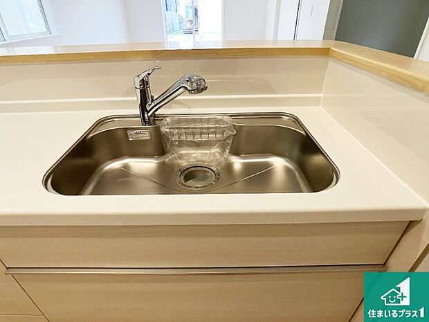 【キッチンシンク】蛇口の先端に浄水器を内蔵しています!原水と浄水、お湯と冷水、シャワーの切替えがワンタッチなので用途によって使い分けられます。